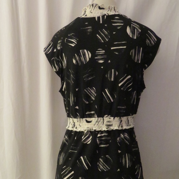BCBGMAXAZRIA BLACK WHITE STRETCH SLEEVELESS TOP-L - Picture 3 of 5